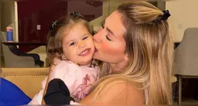 Coincidentemente, a influenciadora havia publicado registros no dia anterior em que aparecia com compressas de gelo na cabeça para aliviar os sintomas.