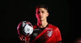 Meia teve passagens por Santos, São Paulo, Athletico (PR) e chega do Japão