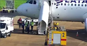 Voo da LATAM faz pouso de emergência em Ribeirão Preto após carregador pegar fogo. Tripulação agiu rapidamente e não houve feridos graves.