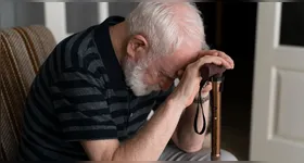 Estudo revela conexão entre estilo de vida e demência, destacando dieta, exercícios e sono como fatores cruciais para a saúde cognitiva na terceira idade.