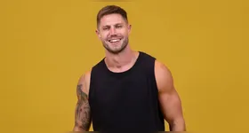 Jonas Sulzbach se defende após ironia da Casa Civil. Equipe critica postagens institucionais que promovem ódio e humilhação. Entenda a polêmica.