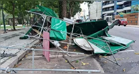 Barracas ficaram destruídas neste domingo (8)