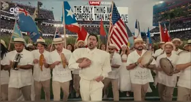 Bad Bunny fez história no Super Bowl 2026 com um halftime show em espanhol, celebrando a cultura latina e recebendo apoio de artistas como Shakira e Jennifer Lopez.