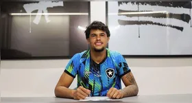 Bruninho, goleiro do Botafogo, assina contrato profissional aos 16 anos, celebrando um sonho e prometendo evolução no futebol