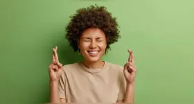 Além de observar signos e números, vale organizar ações concretas, com uma revisão das contas e compromissos, por exemplo, que mostra o que precisa ser pago, renegociado ou encerrado.