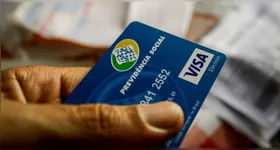 Anteriormente, o abono era pago em duas parcelas nos meses de agosto e novembro. Contudo, a nova estratégia busca estimular a economia em períodos diferentes.