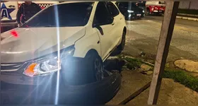 A verificação no sistema revelou que o Chevrolet Ônix circulava com placa clonada. O carro havia sido roubado no bairro Batista Campos há aproximadamente 15 dias.