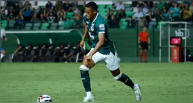 Jajá atua nas duas pontas do campo e se caracteriza pela intensidade nas jogadas de ataque.