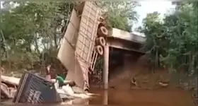 Os investigadores ainda apuram as causas que levaram ao colapso da estrutura. A perícia técnica deve determinar se houve falha estrutural, excesso de peso ou outros fatores que contribuíram para o acidente.