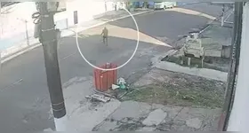 O suspeito foi flagrado arremessando o cachorro violentamente em direção ao lixo na Primeira Rua, em Icoaraci.