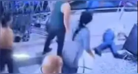 O suspeito da agressão (de verde) derruba a vítima, que precisou de cirurgia.