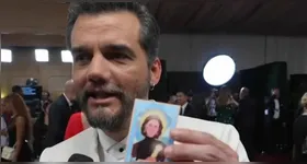 O ator Wagner Moura carregou um pequeno panfleto com a foto de Fernanda Torres, em gesto que simbolizou o respeito e a admiração pelo trabalho da colega brasileira.