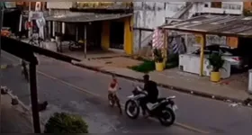 As imagens de câmeras de segurança mostram que os dois tentam desviar, mas acabam se chocando frontalmente.