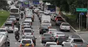 O débito de IPVA impede a emissão do Certificado de Registro e Licenciamento de Veículo. Sem este documento, o carro não pode circular legalmente em nenhum estado brasileiro.