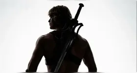 Nicholas Galitzine interpreta o Príncipe Adam, que se transforma no poderoso He-Man ao empunhar a espada e invocar o poder de Grayskull.