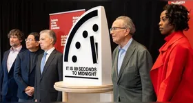 O Relógio do Apocalipse funciona como indicador simbólico das ameaças à sobrevivência humana. A meia-noite representa a autodestruição da espécie. Quanto mais próximo desse horário, maior o perigo iminente.