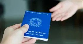 O empregador tem papel fundamental para que a doméstica receba o abono salarial. Ele deve registrar todas as informações trabalhistas no eSocial, sistema que substituiu a RAIS para a maioria das categorias profissionais.