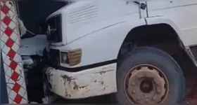 Apesar da gravidade, não houve vítimas e, nem o motorista do caminhão, nem funcionários ou clientes da loja sofreram ferimentos.