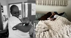 A jovem mãe publicou uma foto em preto e branco em que aparece com a filha no colo.