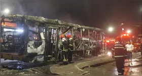 Segundo populares, a ação rápida dos bombeiros garantiu que nenhum estabelecimento do entorno fosse afetado pelas chamas, rapidamente controladas.