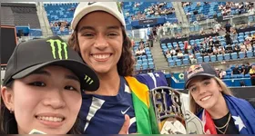 A tradicional selfie do pódio contou com a japonesa Liz Akama e a australiana Chloe Covell ao lado de Rayssa.