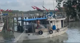 As limitações impostas pelo ambiente submarino impedem que os profissionais prossigam com as tentativas de entrar na embarcação sem colocar mais vidas em risco.