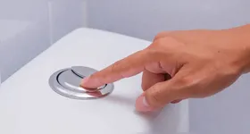 Muita gente ainda acha que os botões servem apenas para dar a descarga, mas a função tem um foco importante: economizar água.
