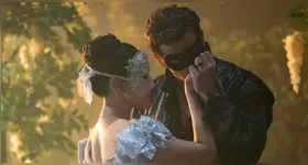 Embora a história principal acompanhe o romance dos protagonistas Benedict e Sophie, outro casal ganha destaque com um enredo marcado por tragédia.