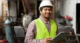 Vaga exige Ensino Médio completo e disponibilidade para trabalho em turnos.