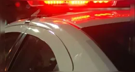 Homem pegou uma faca e desferiu diversos golpes contra a mulher, que tentou fugir para a rua.