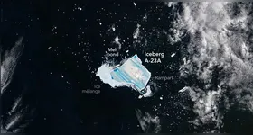 Registro revela poças extensas de água derretida na superfície do iceberg.