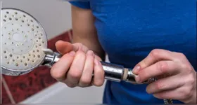 A limpeza regular do chuveiro não apenas garante um jato de água potente, mas também prolonga a vida útil do aparelho.