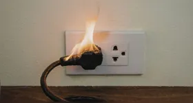 Embora a torradeira pareça inofensiva quando não está em funcionamento, ela continua a representar um risco mesmo após ser desligada.