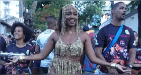 Com uma fantasia repleta de lantejoulas, correntes e detalhes em dourado, Iza mostrou todo o gingado durante ensaio.