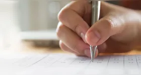 Os profissionais selecionados irão cumprir jornada de trabalho de 100 horas semanais, com remuneração mensal que varia entre R$ 2.433,89 e R$ 3.650,84.