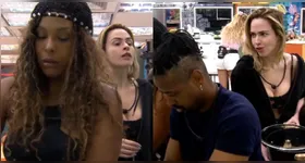 A situação se intendificou quando Sol liberou a torneira e Ana Paula começou a encher uma chaleira.