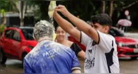 Com o listão, estudantes comemoram aprovação no vestibular.