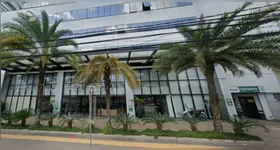 Trabalhadores deixaram o edifício e aguardaram do lado de fora enquanto os procedimentos internos eram realizados