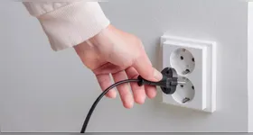 Alguns aparelhos continuam consumindo energia mesmo desligados, enquanto outros podem representar risco de curto-circuito.