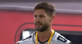 Em uma conversa descontraída na piscina com Solange Couto, Ana Paula Renault, Samira e Gabriela, o modelo falou sobre sua adolescência.