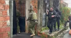 As diligências seguem em andamento para capturar o quarto investigado, que permanece foragido, além de identificar possíveis novas vítimas do grupo.