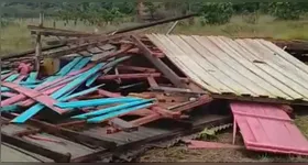 Equipes da Defesa Civil municipal foram deslocadas ao local para avaliar os estragos.