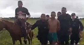 Imagens divulgadas nas redes sociais mostram o suspeito amarrado, sendo entregue ao sargento Martins do 139º Pelotão Policial Destacado de Retiro Grande.