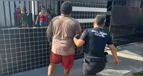 Suspeito sendo apresentado na delegacia da Polícia Civil