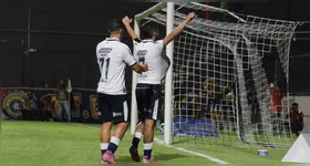 Jogadores comemoram a vitória contra o Águia