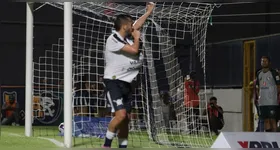 Golaço e comemoração com bola debaixo da blusa para simular gravidez e dedo polegar na boca para simbolizar o bebê