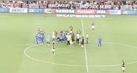 Jogador cai no gramado do Maracanã e mobiliza todos os jogadores