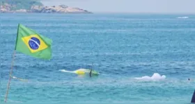 Asa-delta no mar de São Conrado após a queda