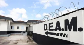 A vítima tentou reagir, mas foi contida por um dos envolvidos, que a arremessou da laje do segundo pavimento da residência.