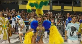 Sabrina fez o ensaio técnico a frente da bateria da Vila Isabel.